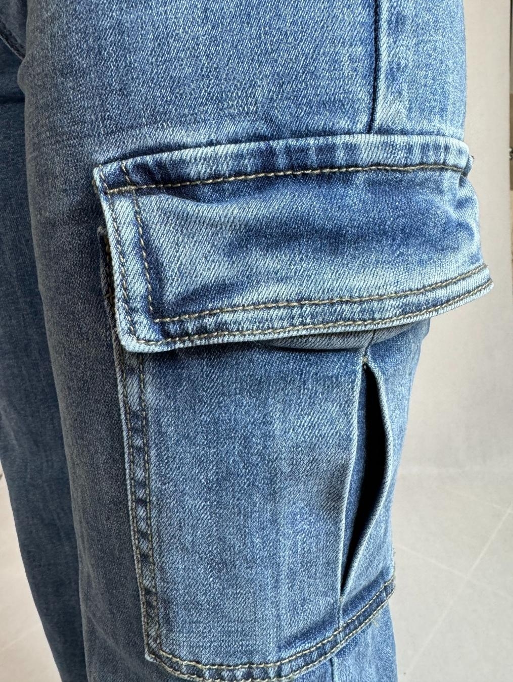 Jeansy z kieszonkami rozszerzane nogawki LX127