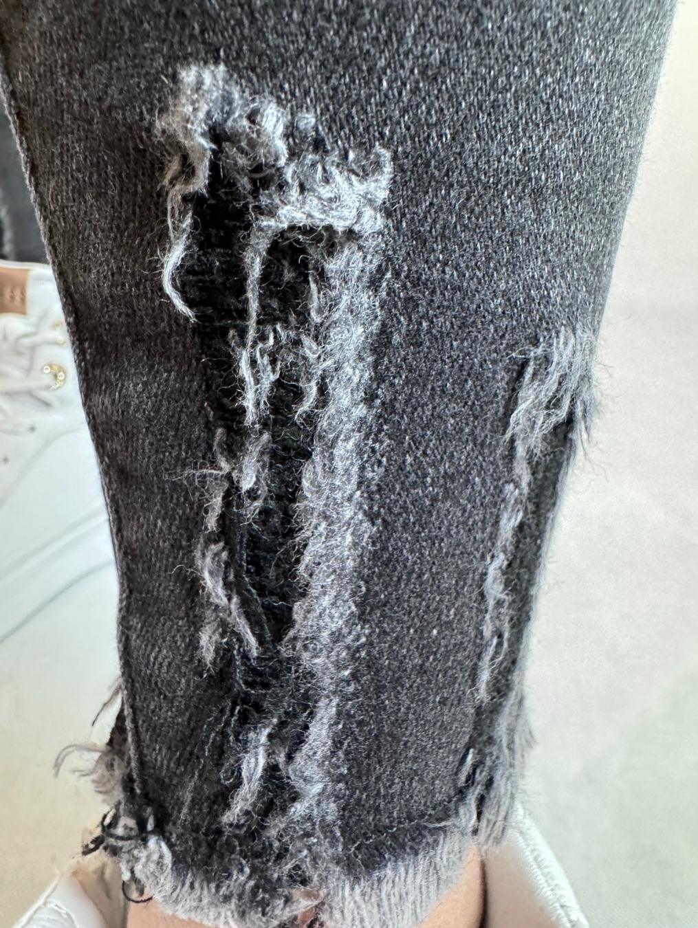 Jeansy z dziurami i paskiem LX124-C