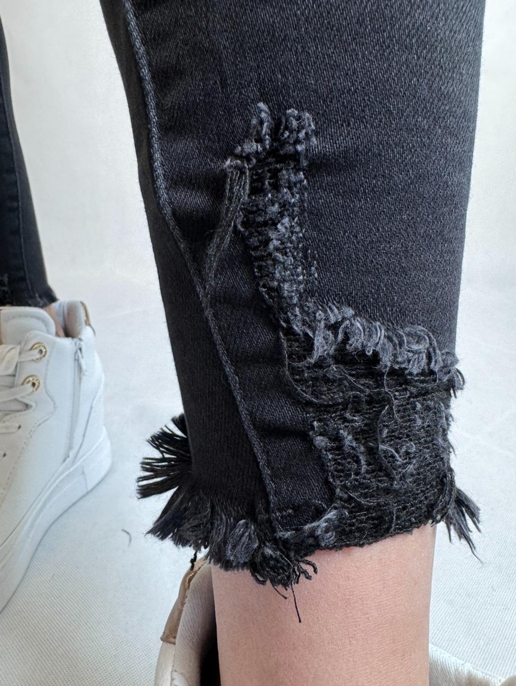 Jeansy z dziurami i paskiem LX124-C