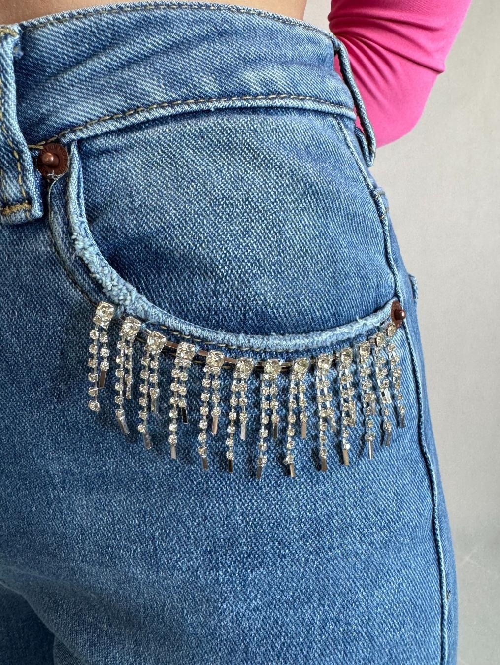 Jeansy ze zdobionymi kieszonkami LX117