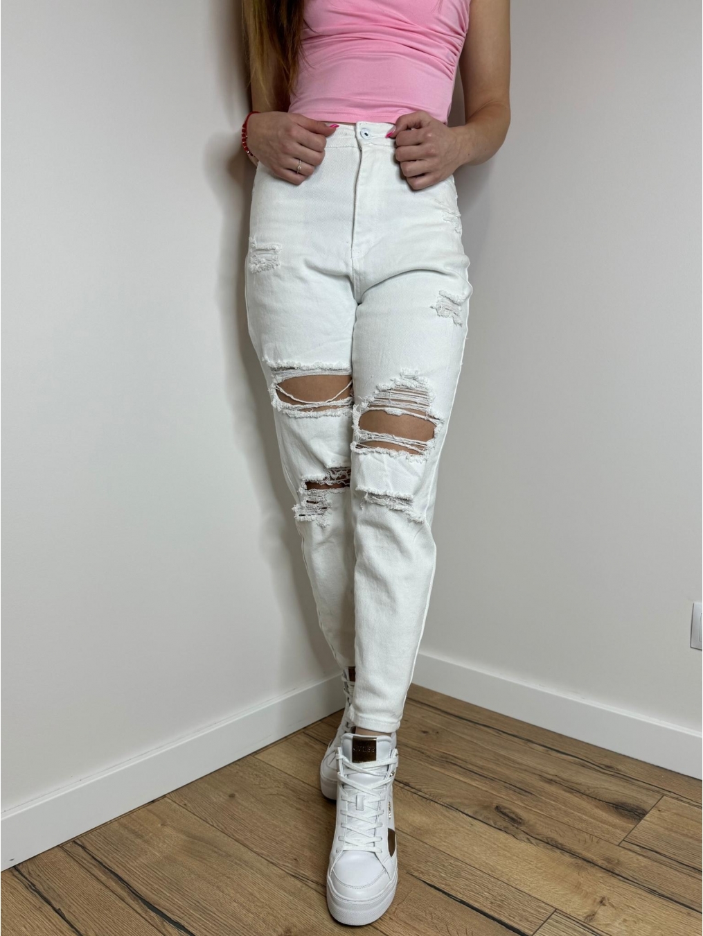 Białe jeansy typu mom stretch LX139