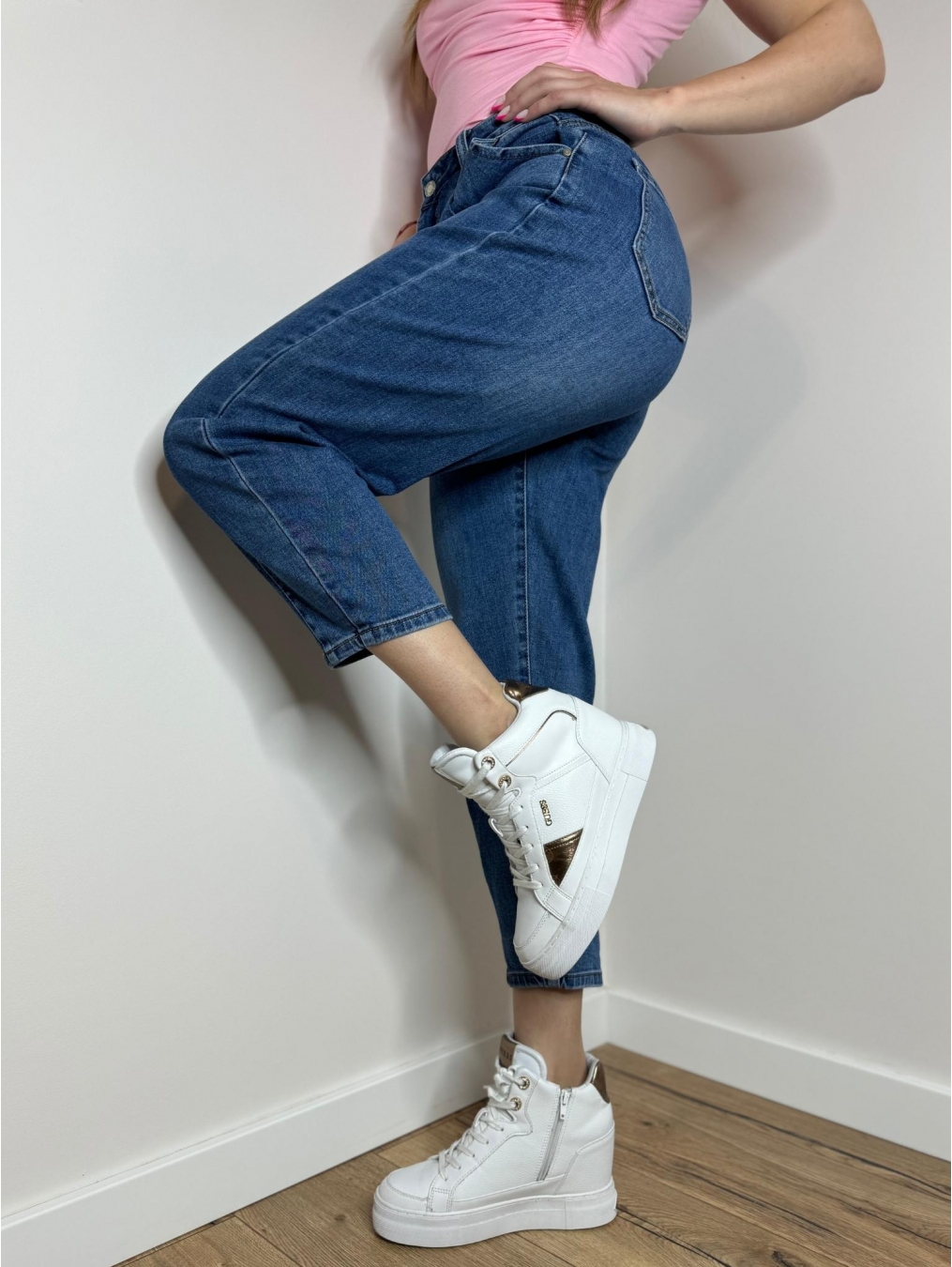 Jeansy z naszyciem na nogawce LX109