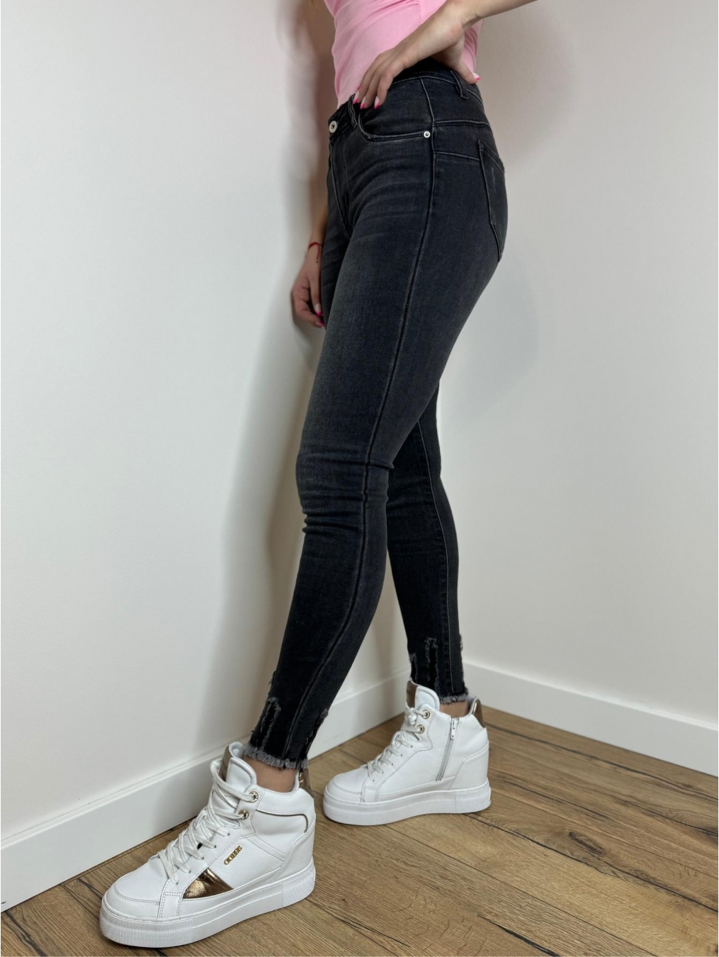 Jeansy push-up z przetarciami LX137