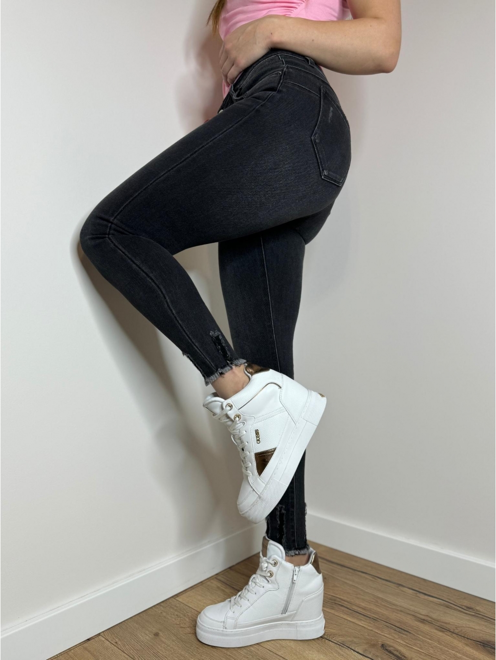 Jeansy push-up z przetarciami LX137