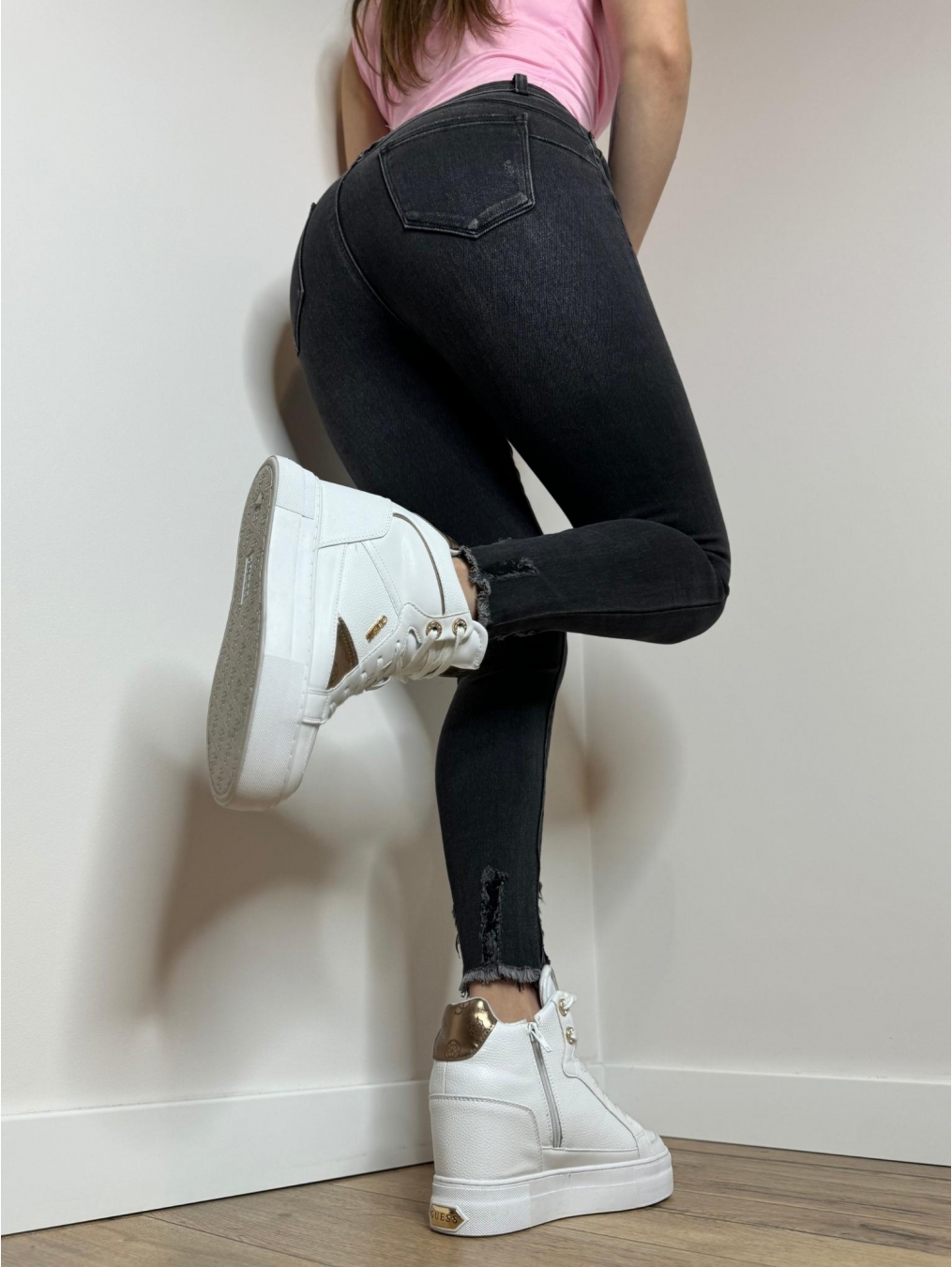 Jeansy push-up z przetarciami LX137