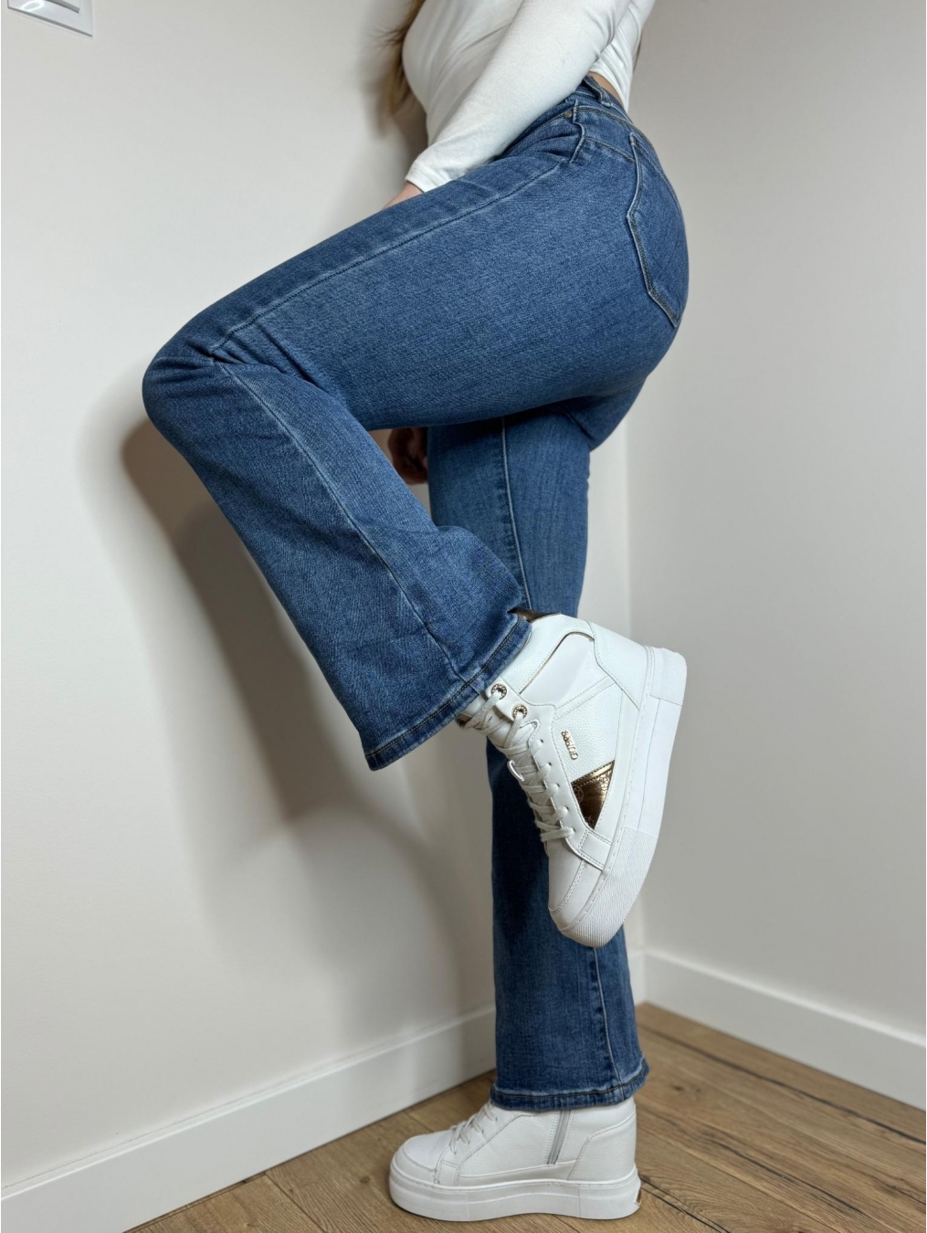 Jeansy push-up rozszerzana nogawka LX135-J