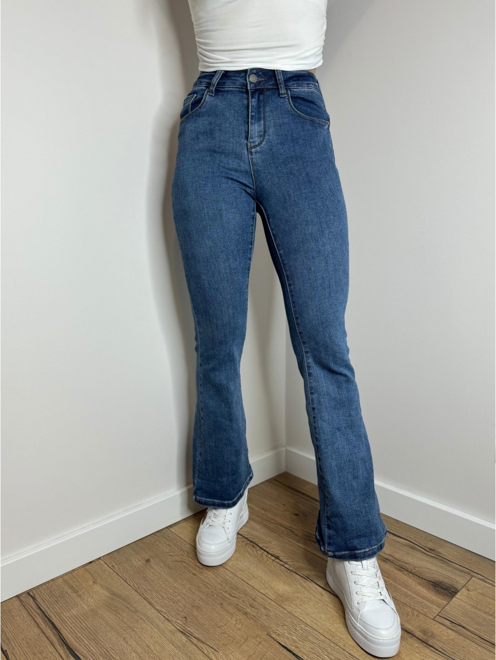 Jeansy push-up rozszerzana nogawka LX135-J