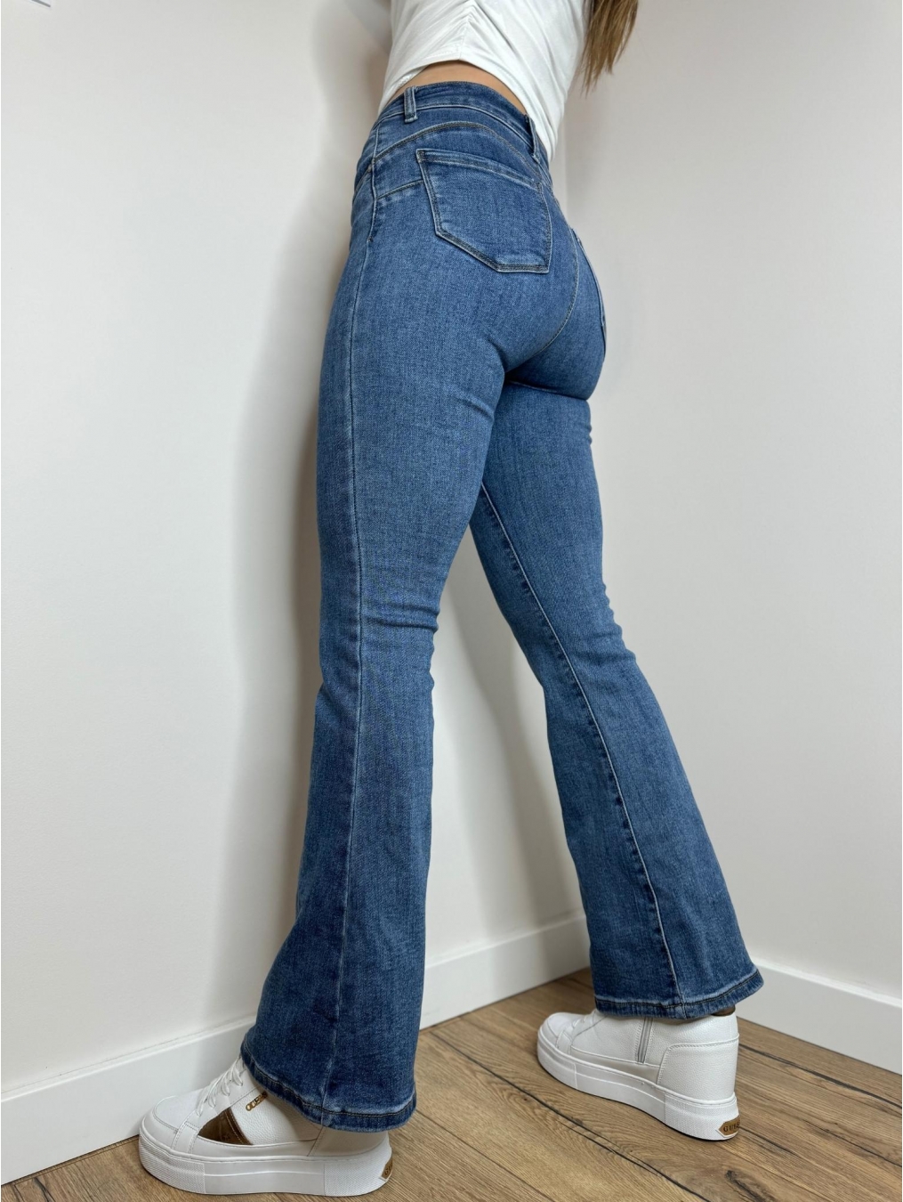 Jeansy push-up rozszerzana nogawka LX135-J