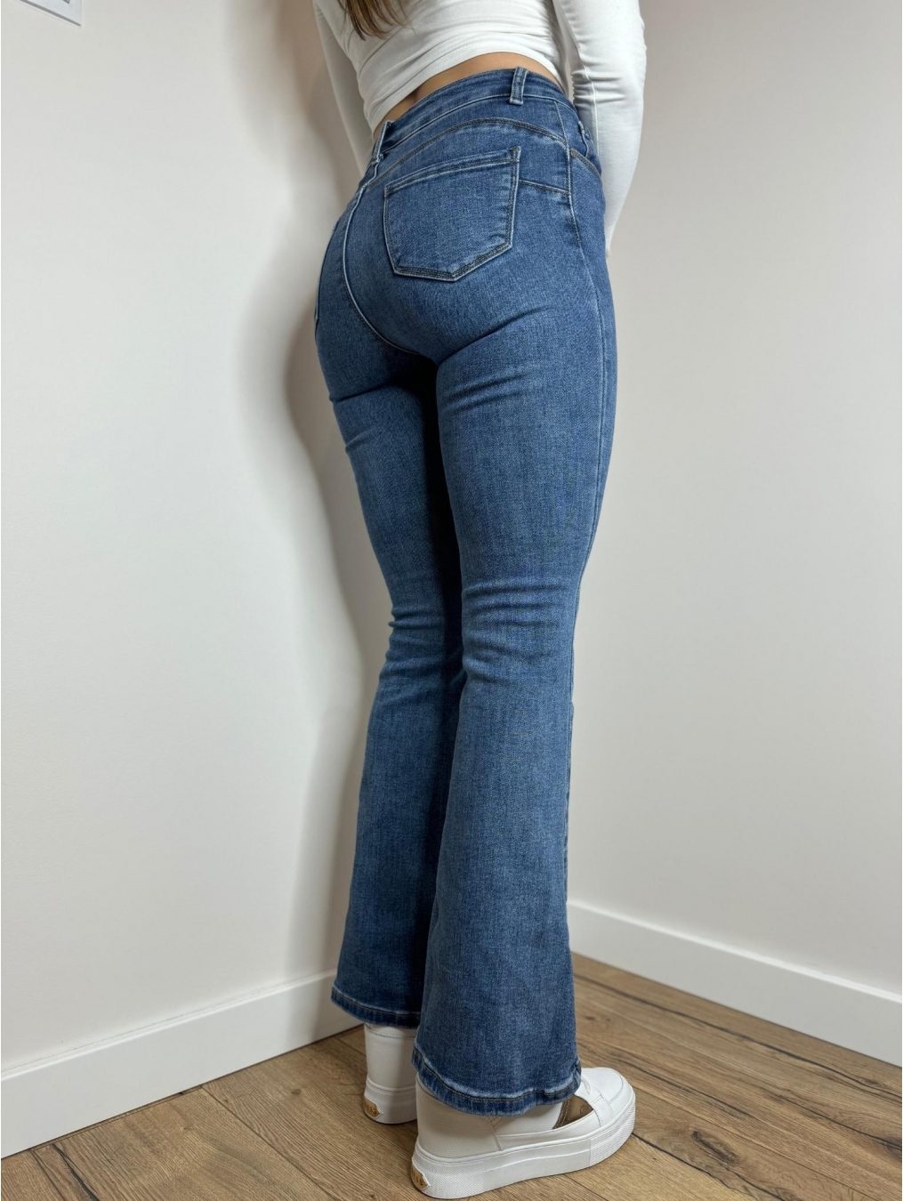 Jeansy push-up rozszerzana nogawka LX135-J