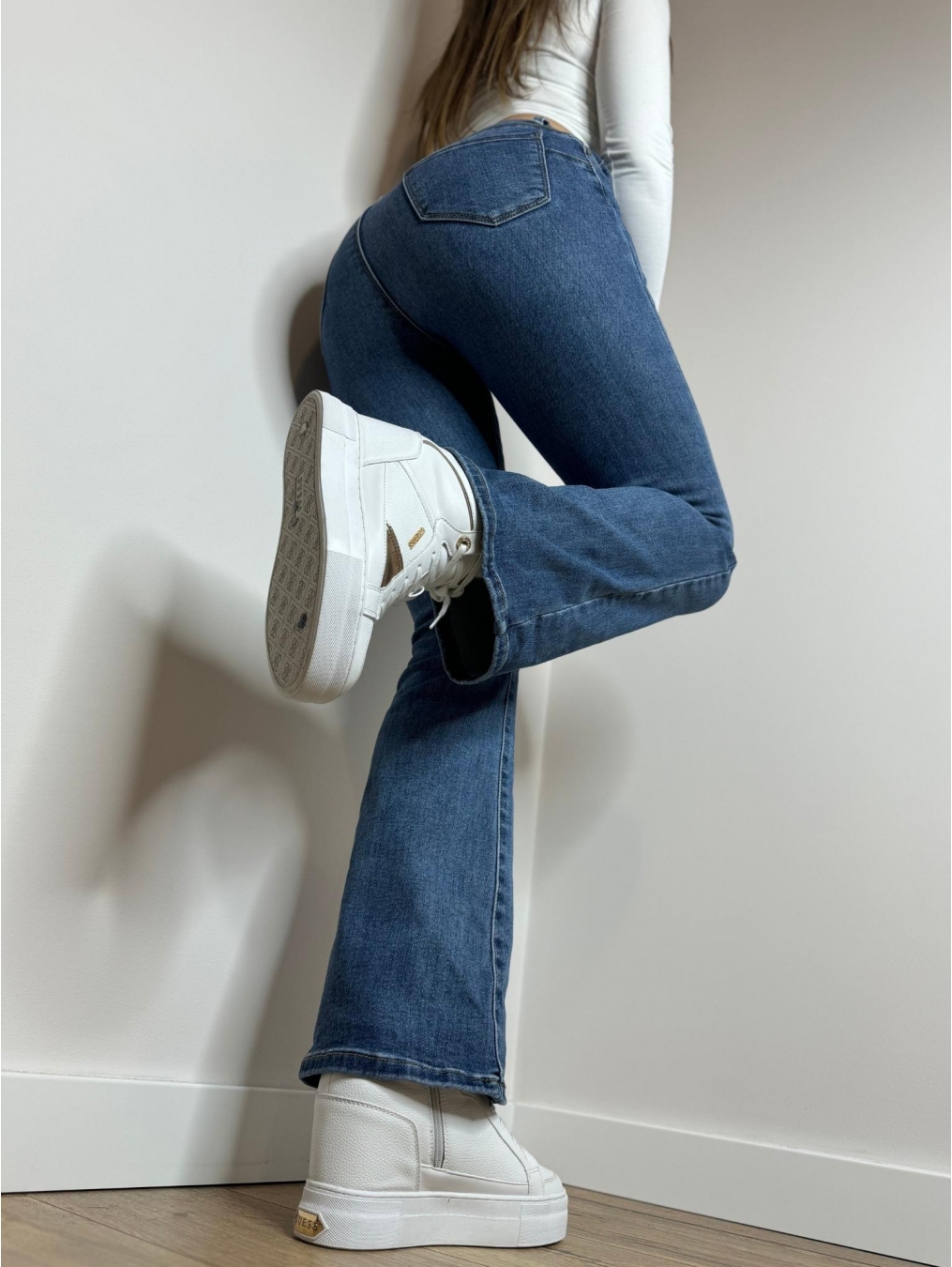 Jeansy push-up rozszerzana nogawka LX135-J