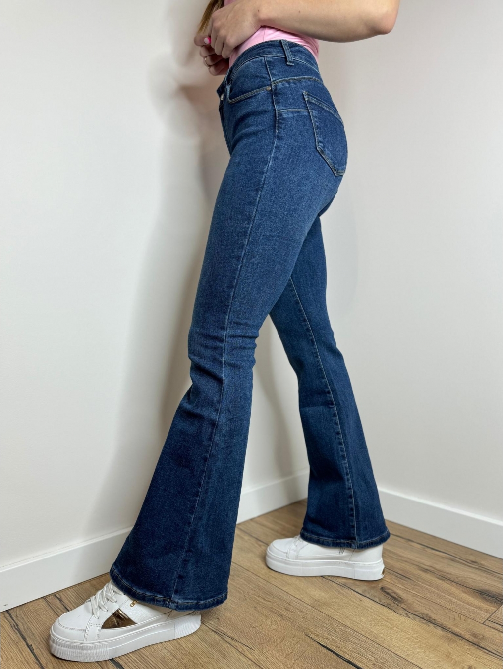 Jeansy push-up rozszerzana nogawka LX135-C