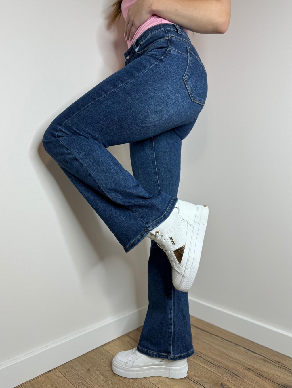 Jeansy push-up rozszerzana nogawka LX135-C