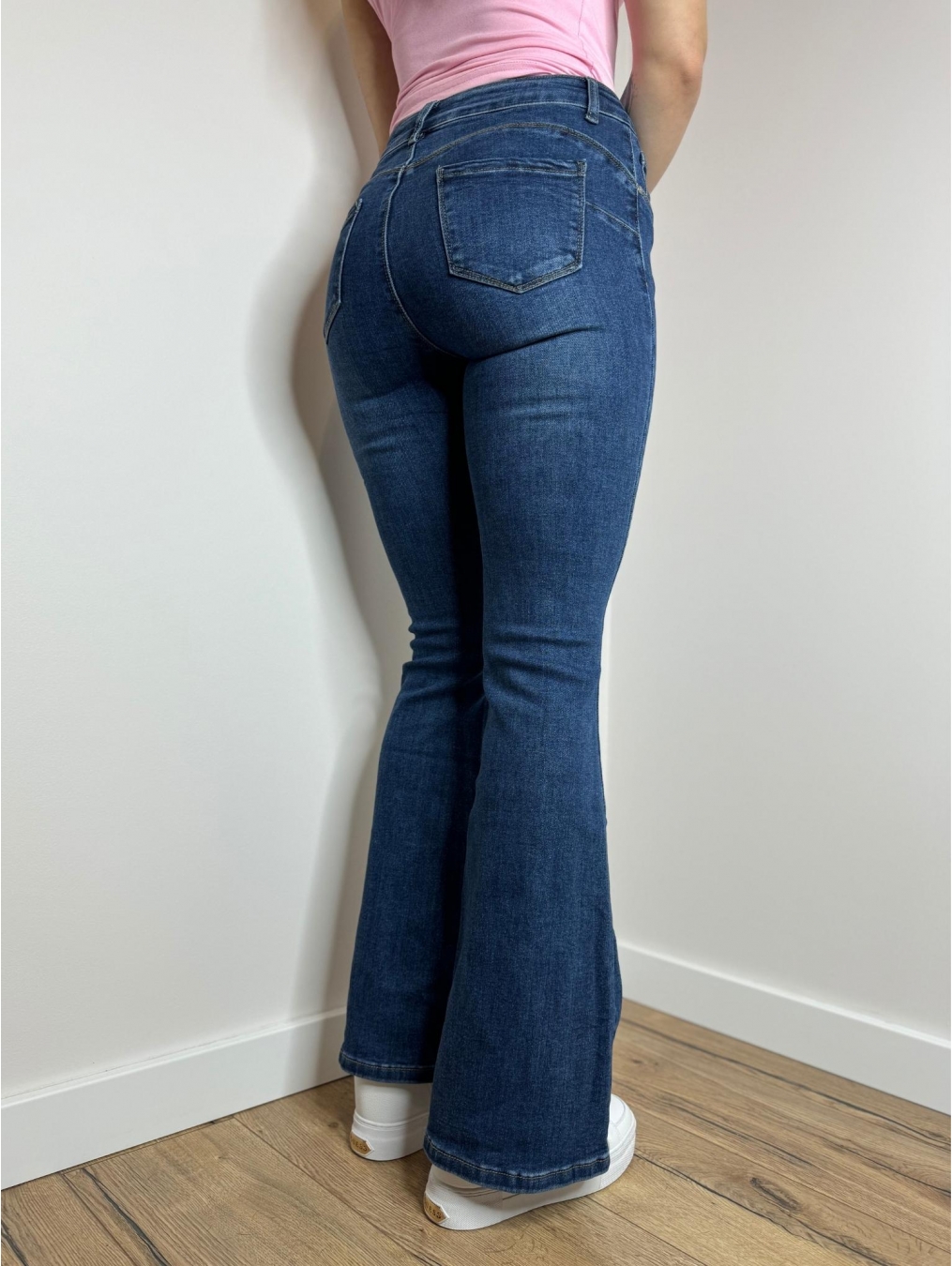 Jeansy push-up rozszerzana nogawka LX135-C