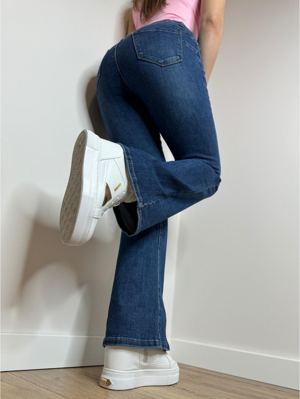 Jeansy push-up rozszerzana nogawka LX135-C