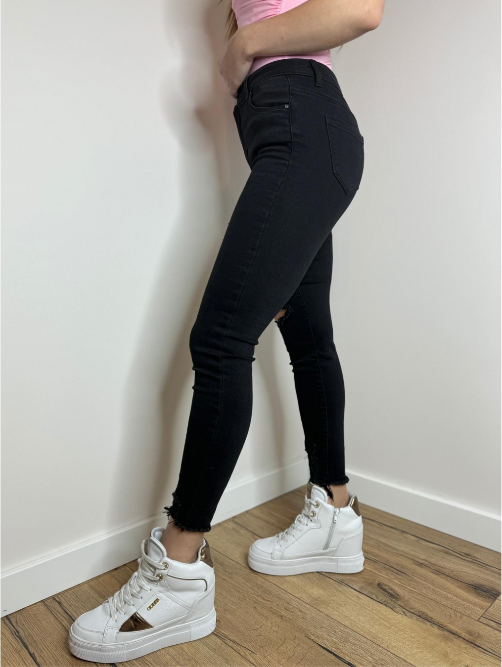 Jeansy z dziurami i paskiem LX124-C