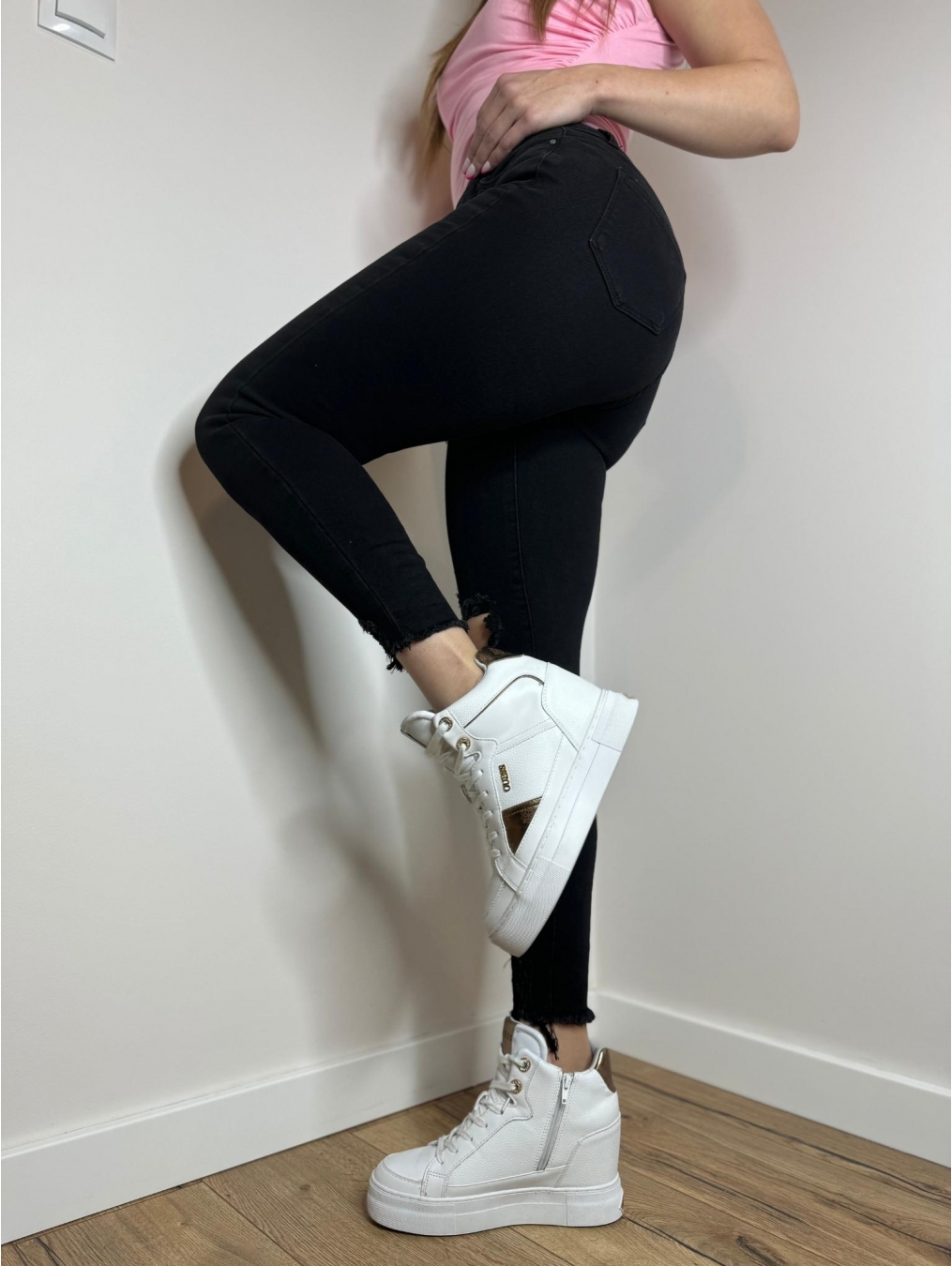 Jeansy z dziurami i paskiem LX124-C