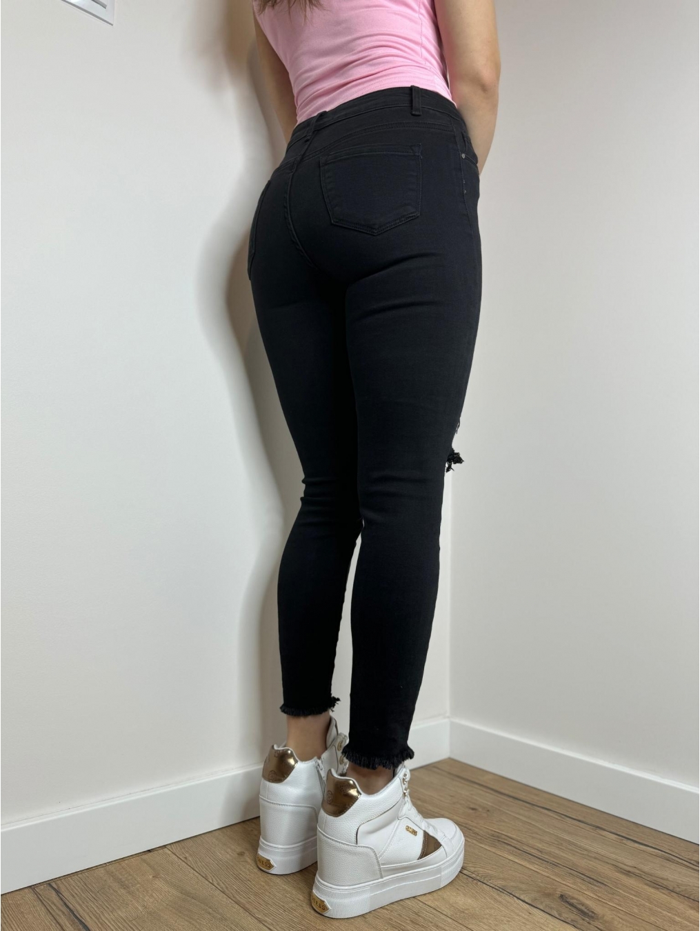 Jeansy z dziurami i paskiem LX124-C