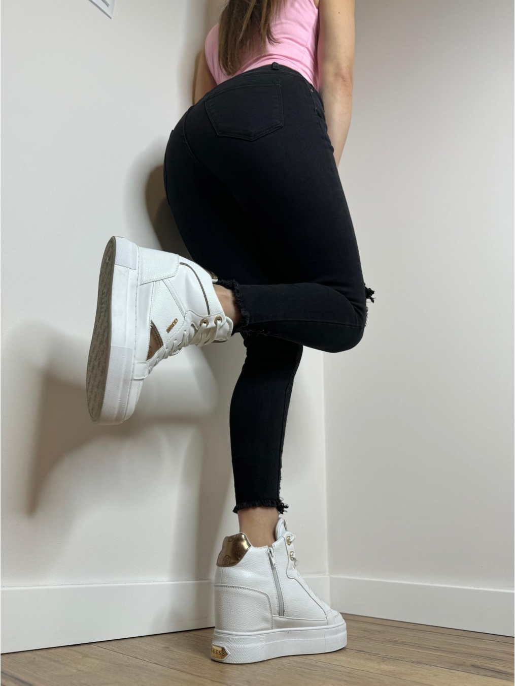 Jeansy z dziurami i paskiem LX124-C