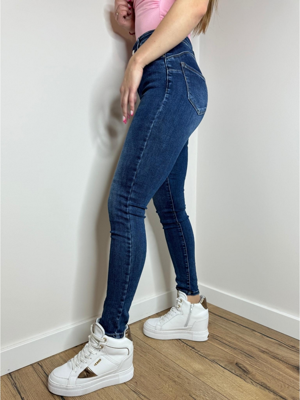 Modelujące jeansy push-up LX115