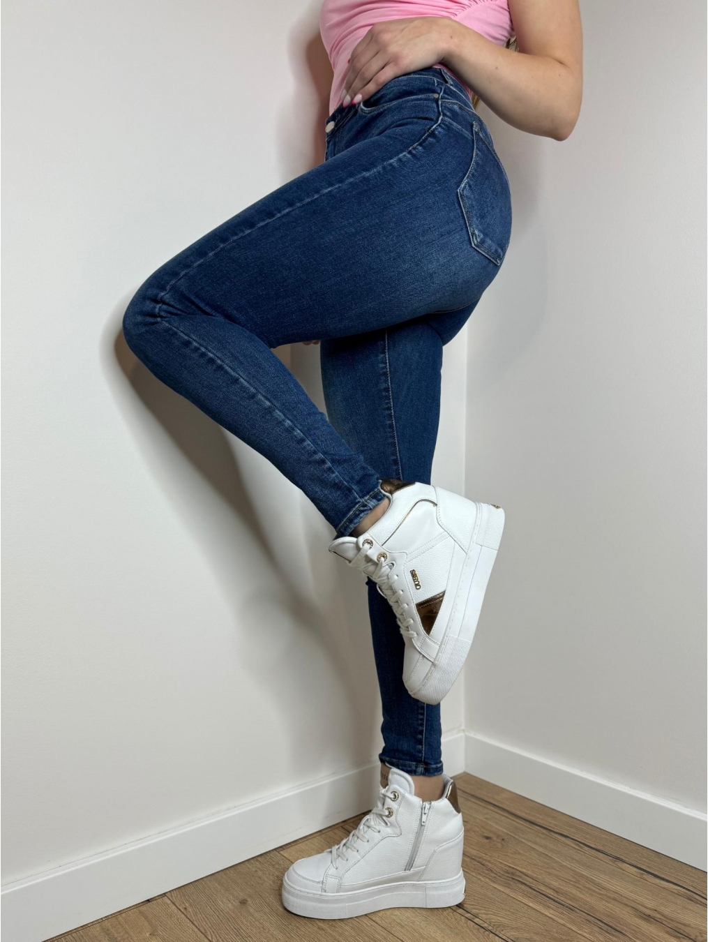 Modelujące jeansy push-up LX115