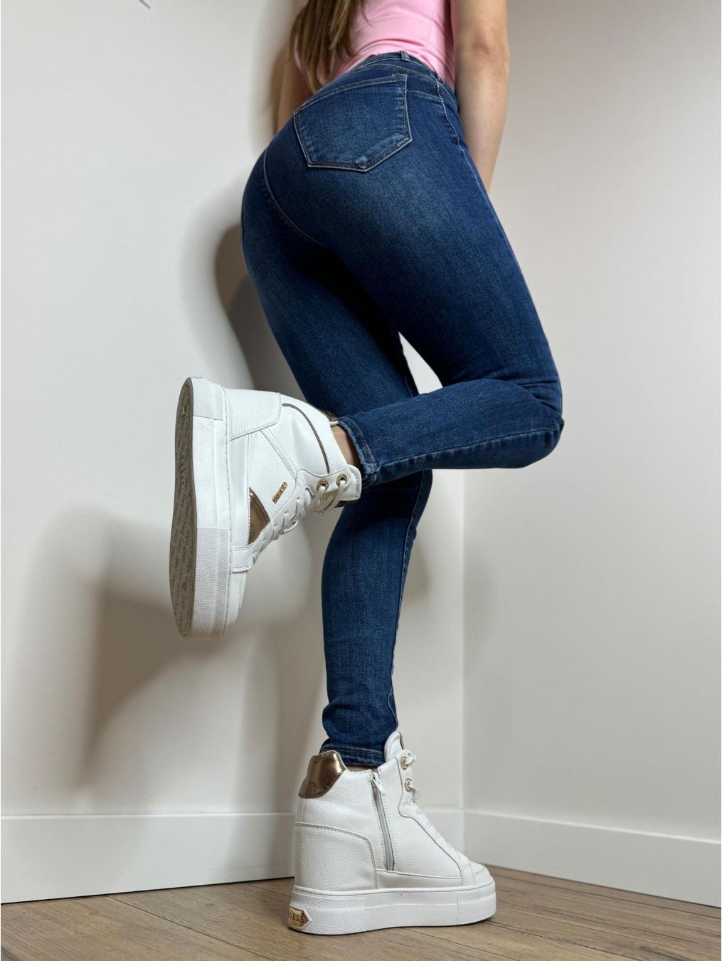 Modelujące jeansy push-up LX115