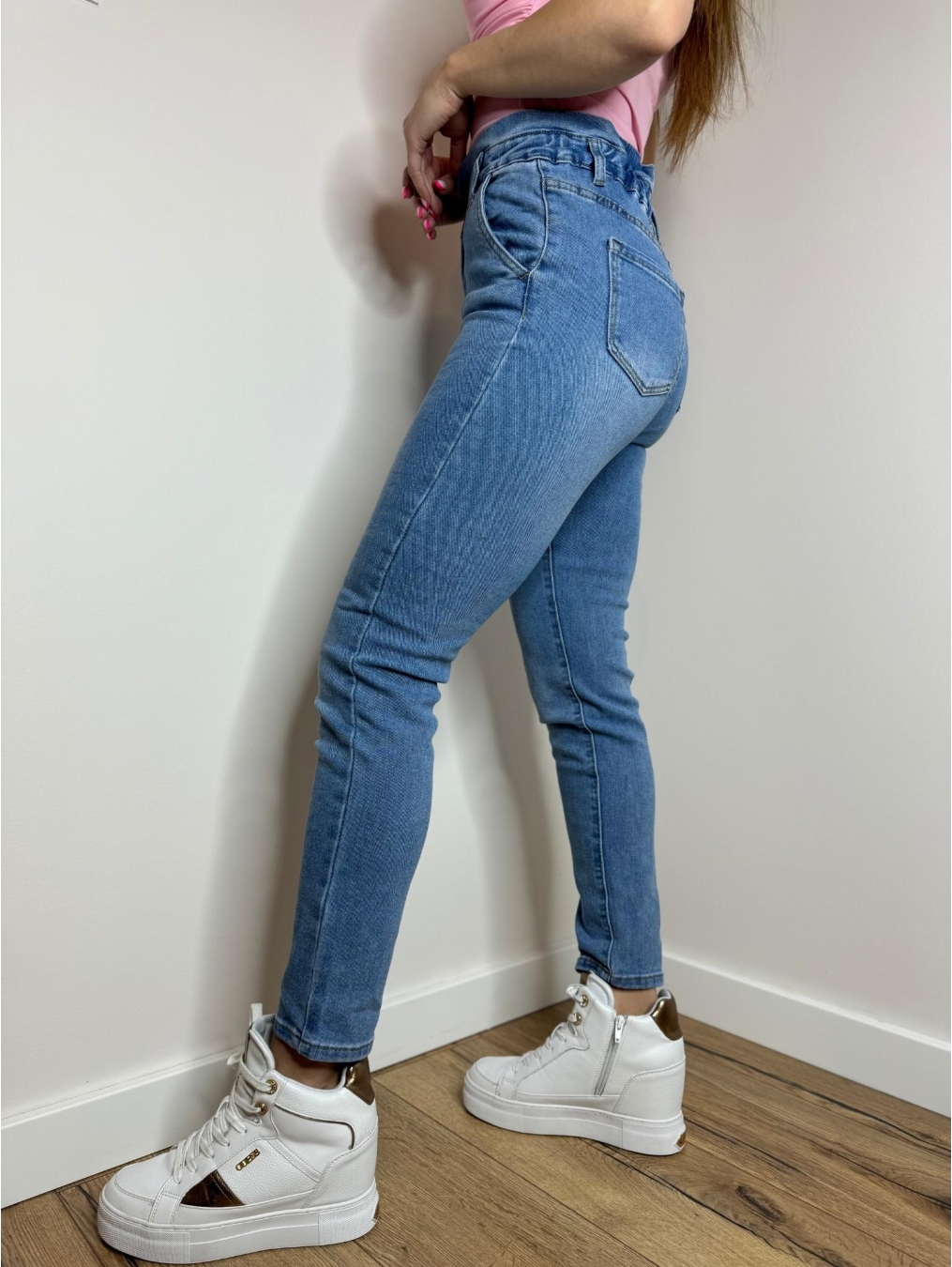 Jeansy z falbanką w talii LX111