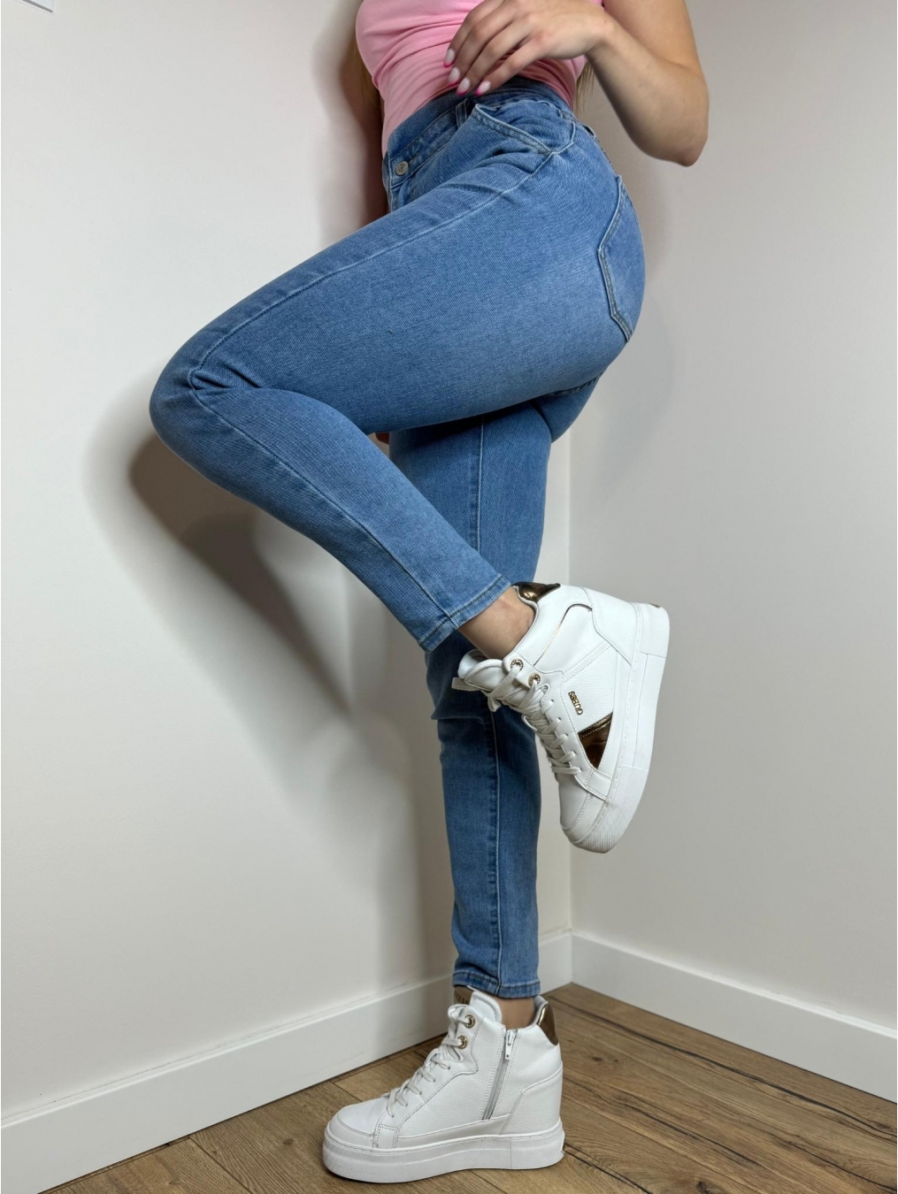 Jeansy z falbanką w talii LX111