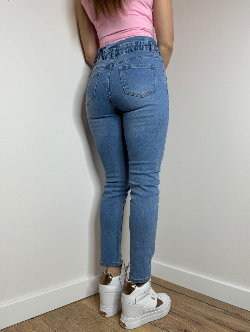 Jeansy z falbanką w talii LX111