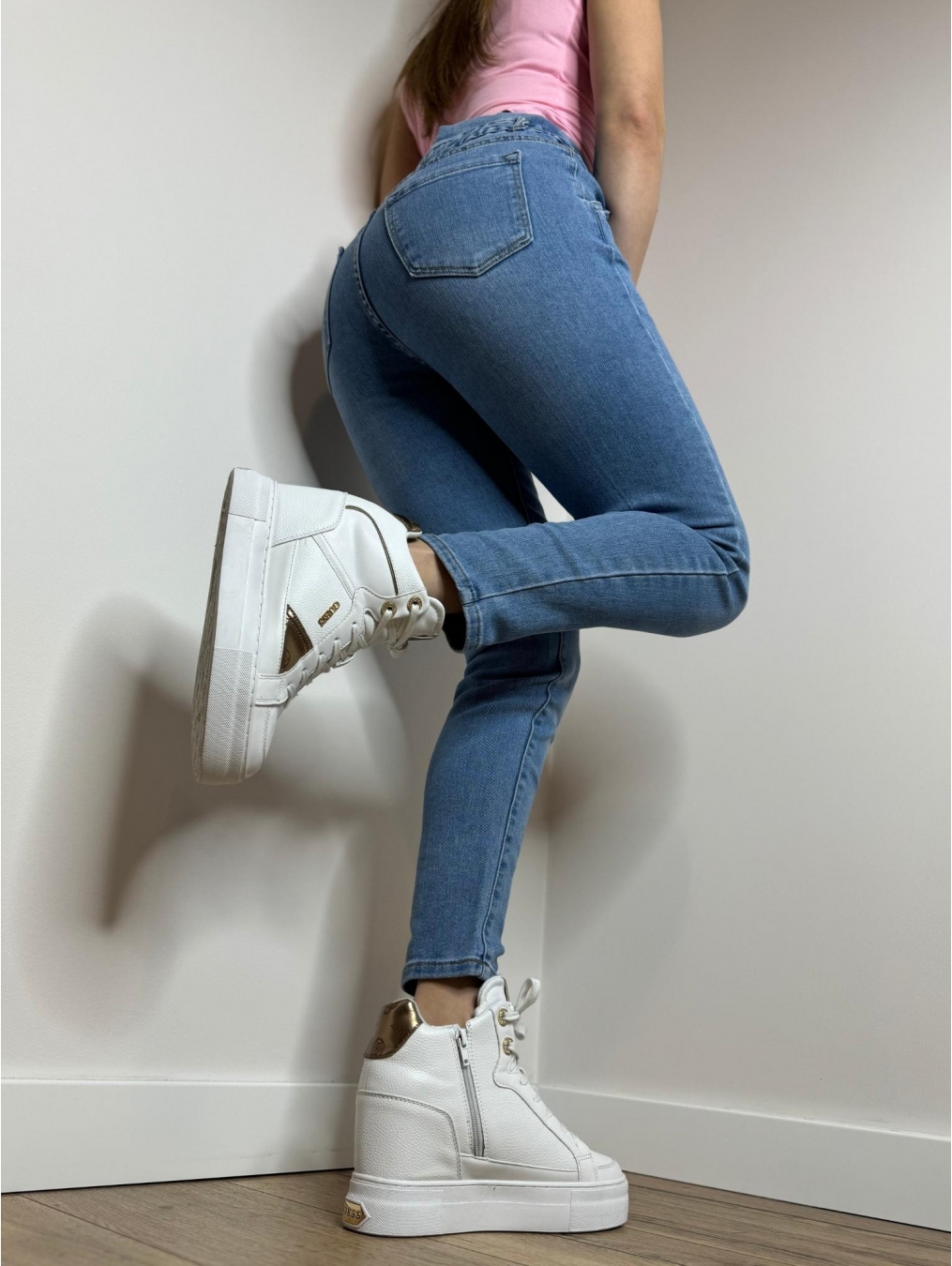 Jeansy z falbanką w talii LX111