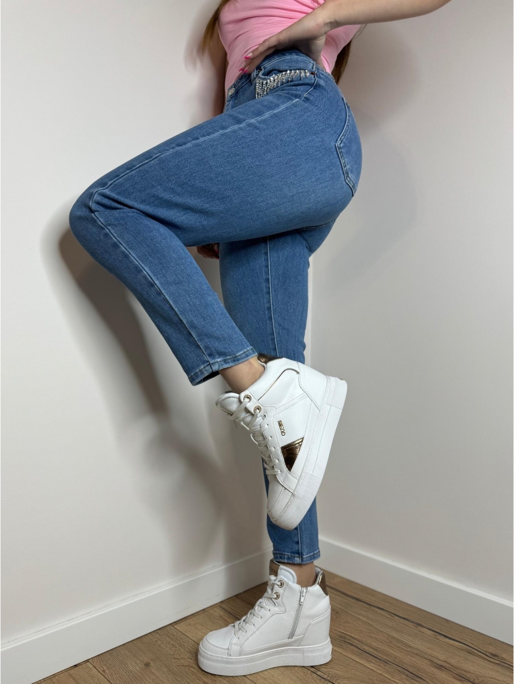 Jeansy ze zdobionymi kieszonkami LX117