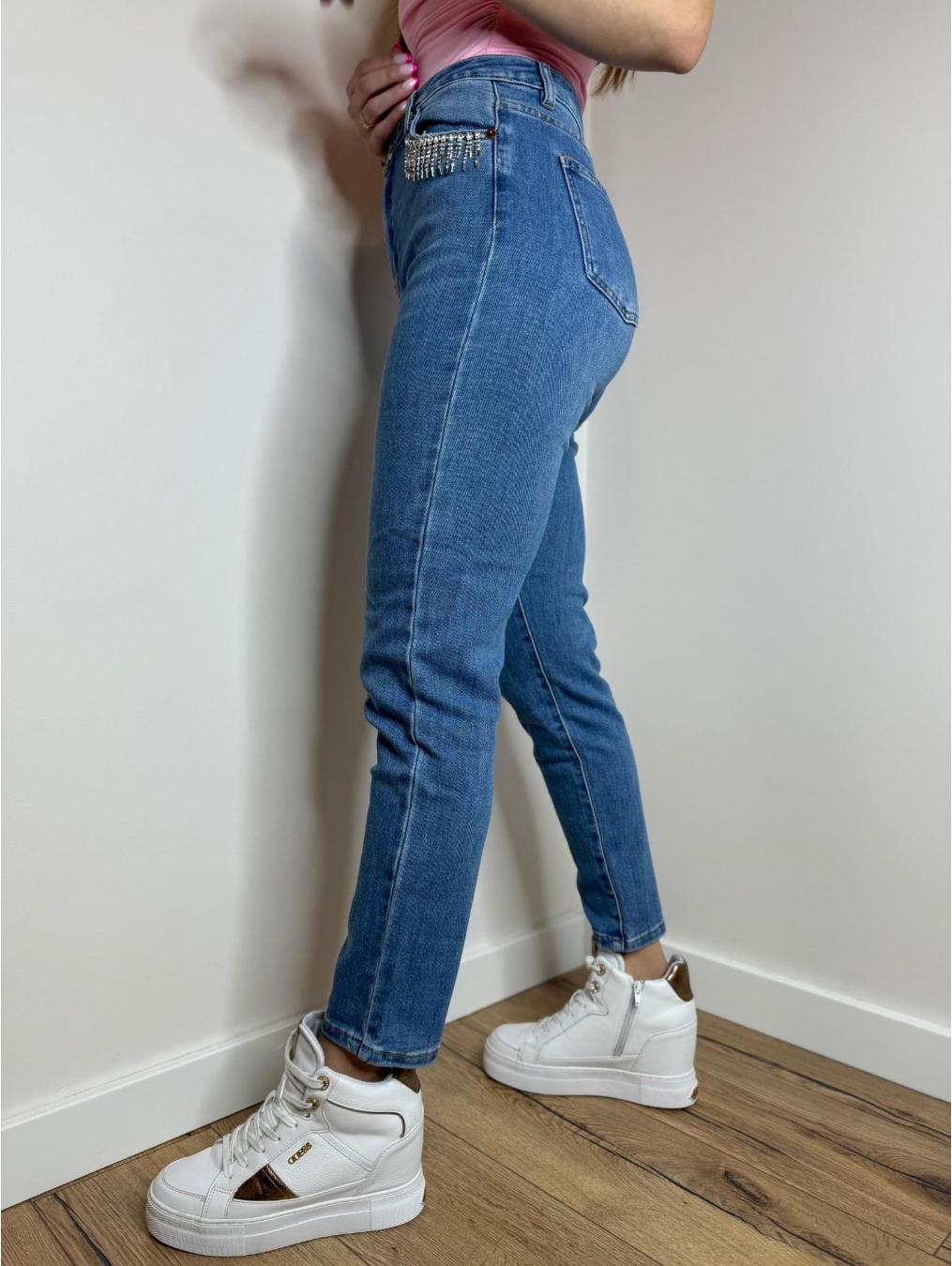 Jeansy ze zdobionymi kieszonkami LX117