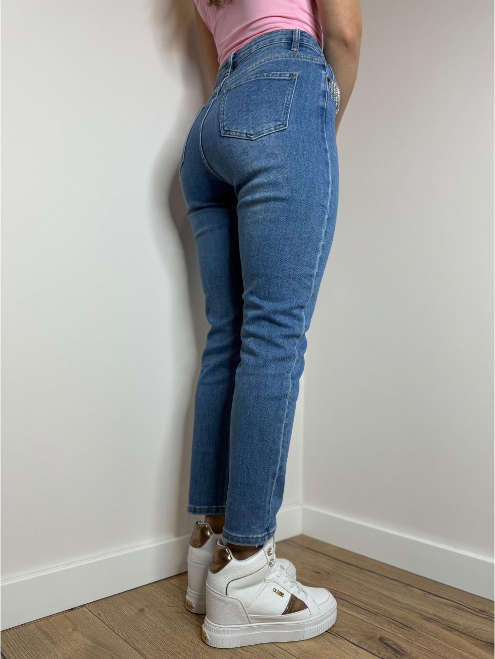 Jeansy ze zdobionymi kieszonkami LX117