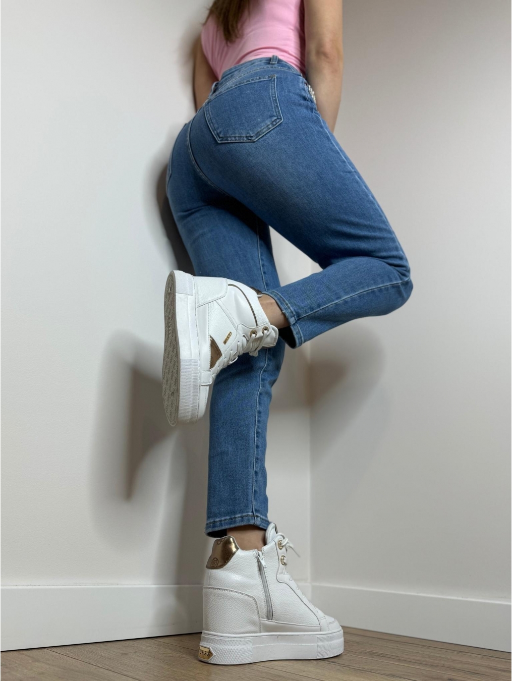 Jeansy ze zdobionymi kieszonkami LX117