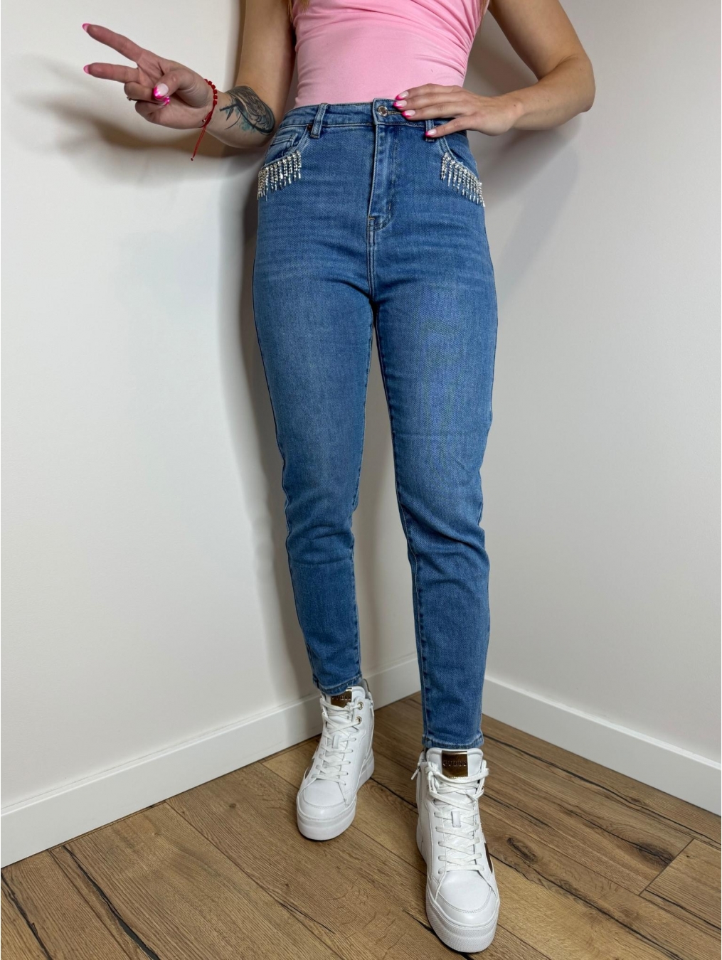 Jeansy ze zdobionymi kieszonkami LX117