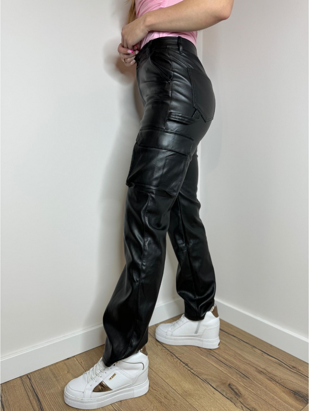 Spodnie z ekoskóry rozszerzana nogawka LX131