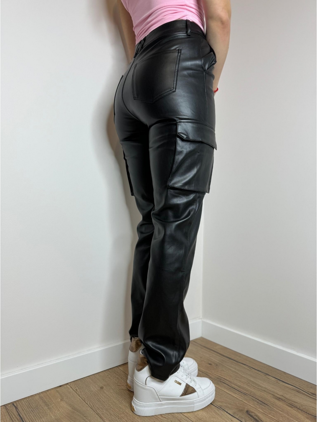 Spodnie z ekoskóry rozszerzana nogawka LX131