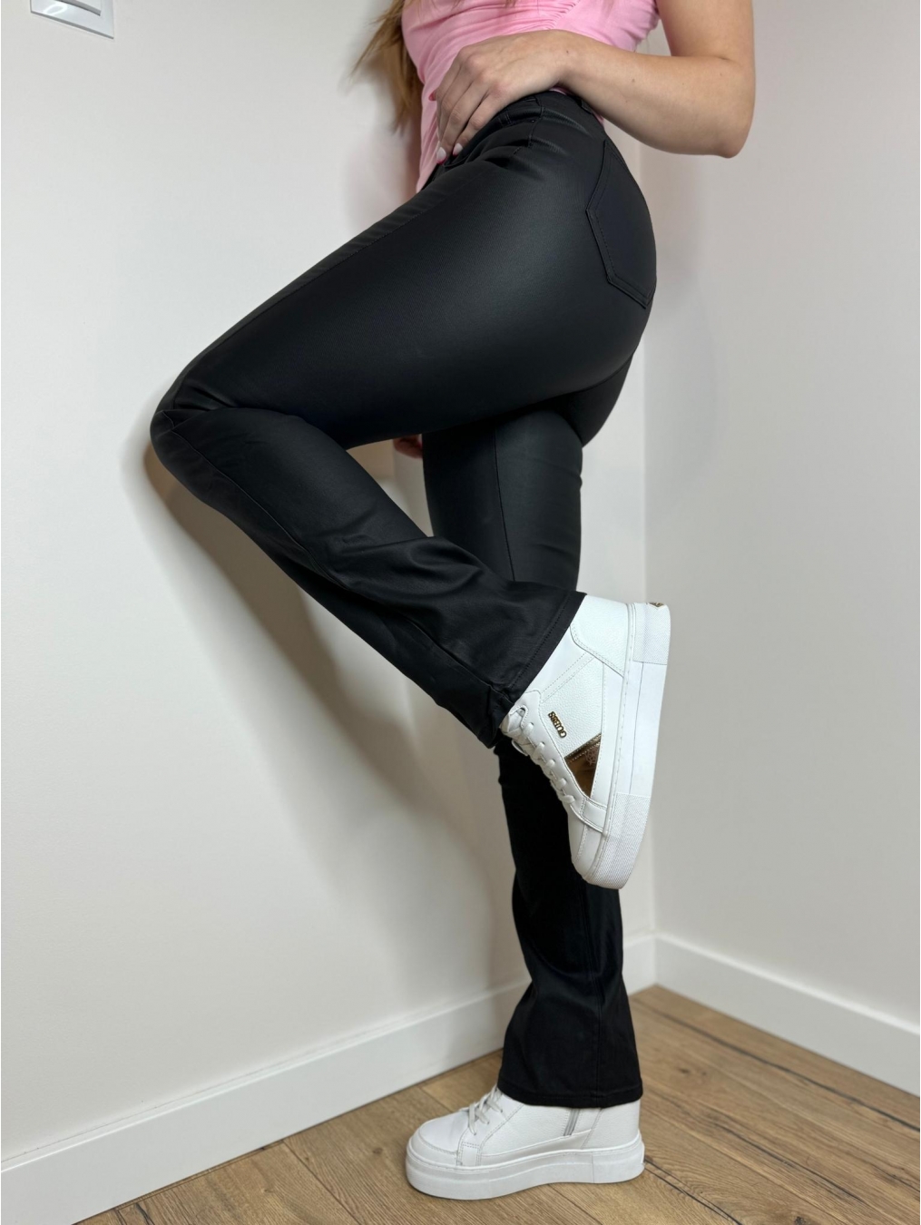 Spodnie z ekoskóry rozszerzana nogawka LX133