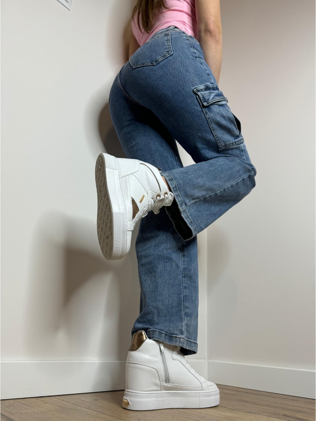 Jeansy z kieszonkami rozszerzane nogawki LX127