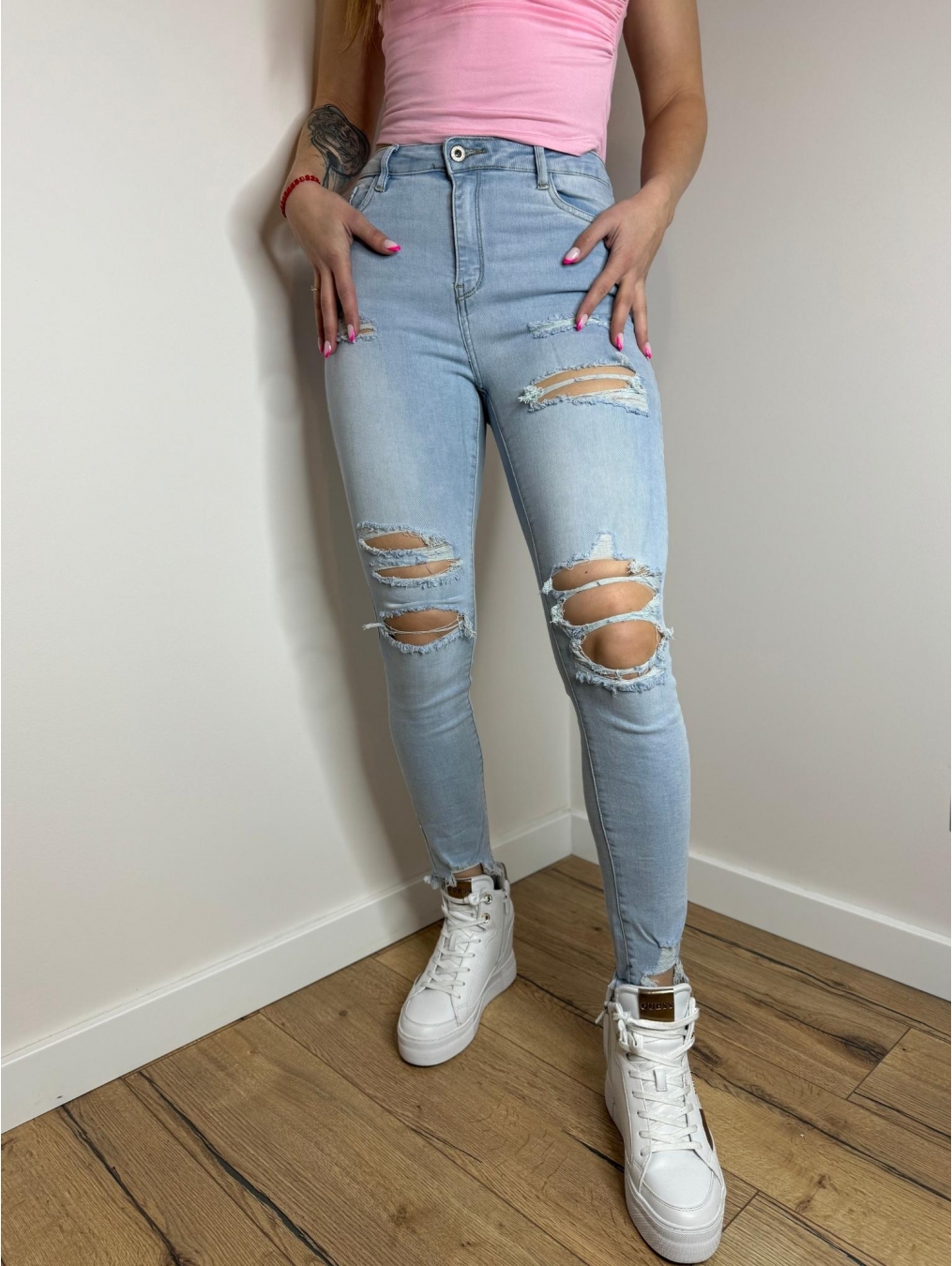 Jasne jeansy z dziurami LX156