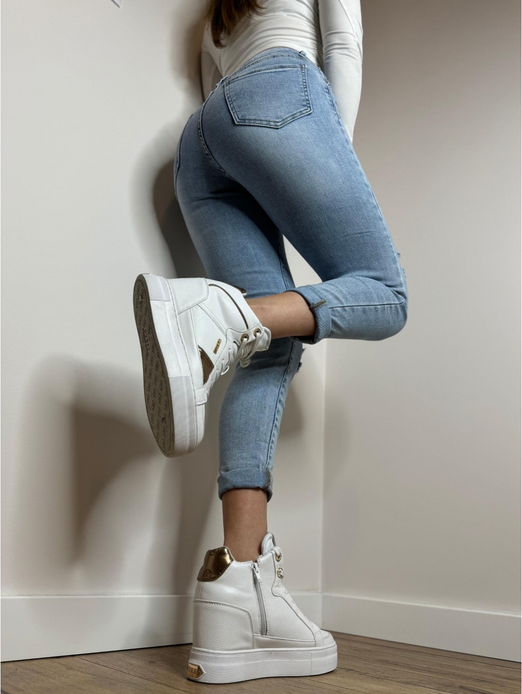 Jeansy regular fit z dziurami LX148