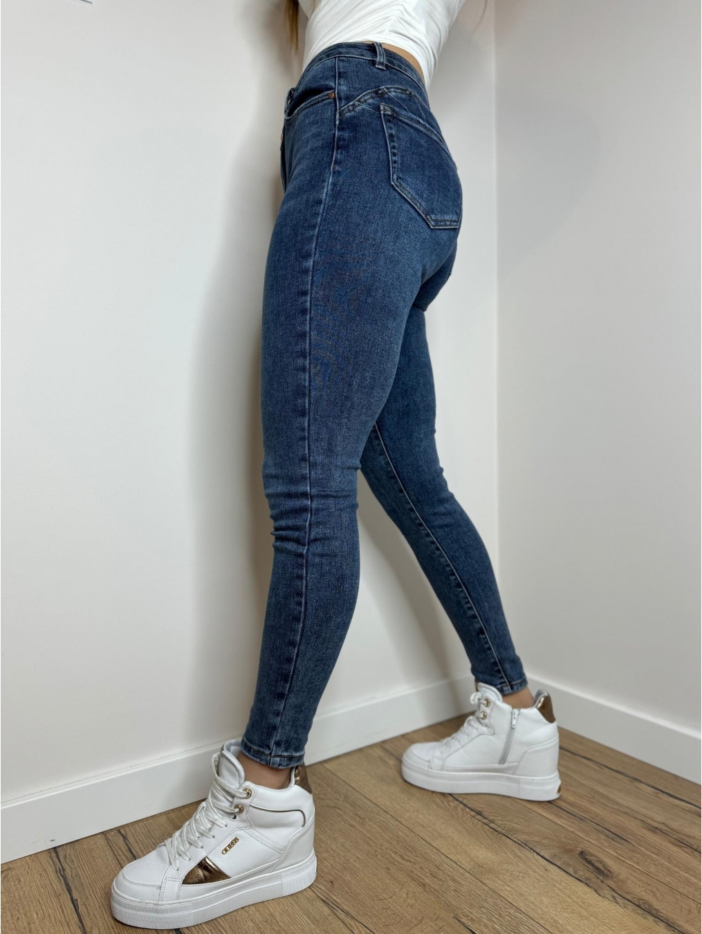 Jeansy push-up z modnymi przetarciami LX162