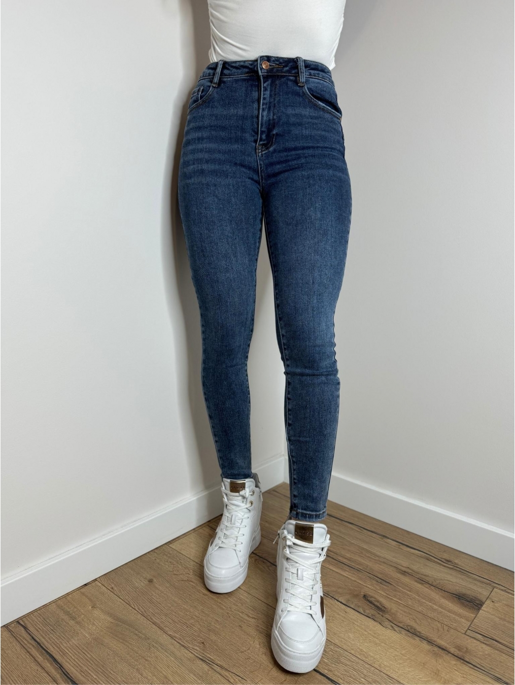 Jeansy push-up z modnymi przetarciami LX162