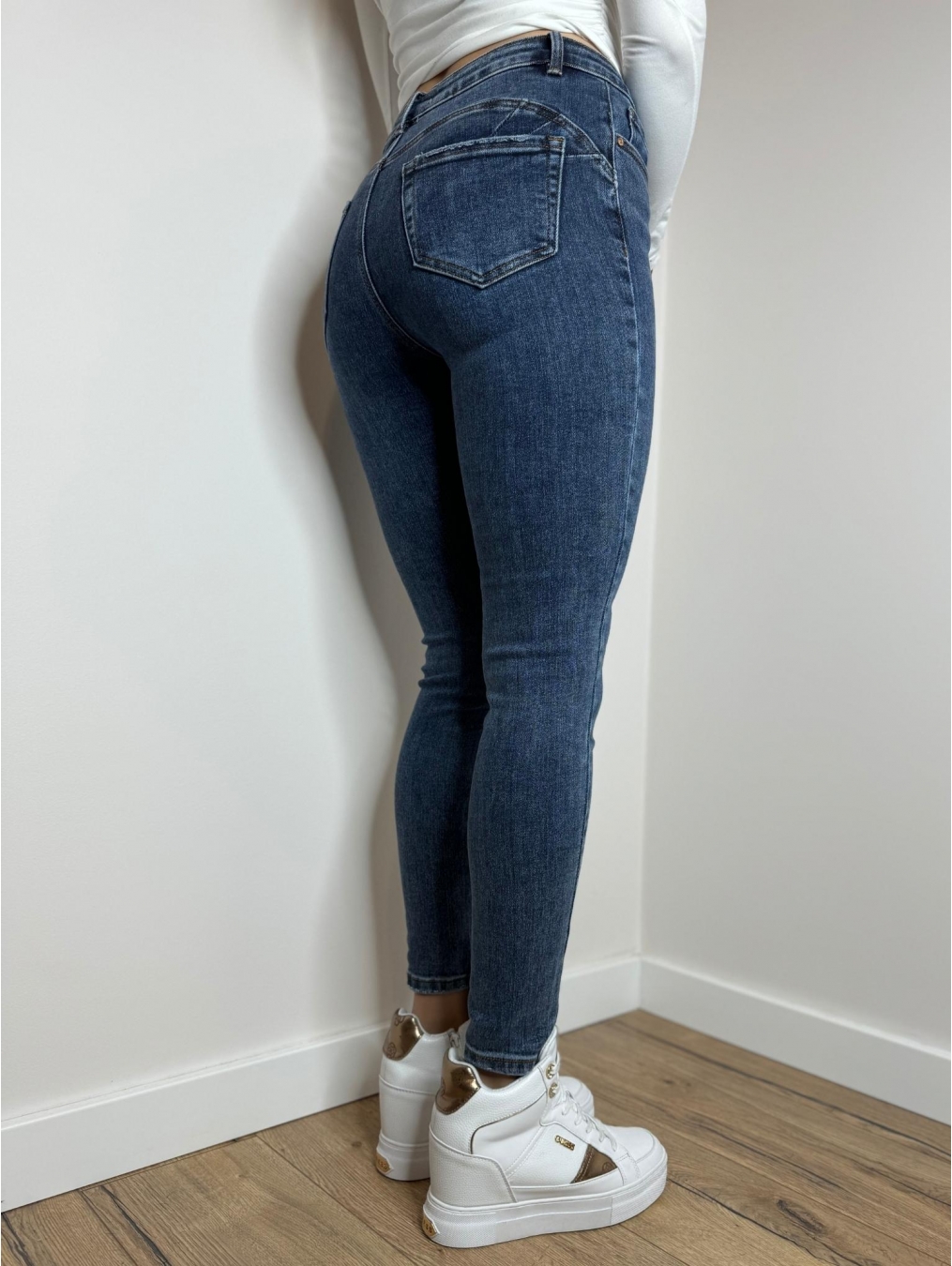 Jeansy push-up z modnymi przetarciami LX162