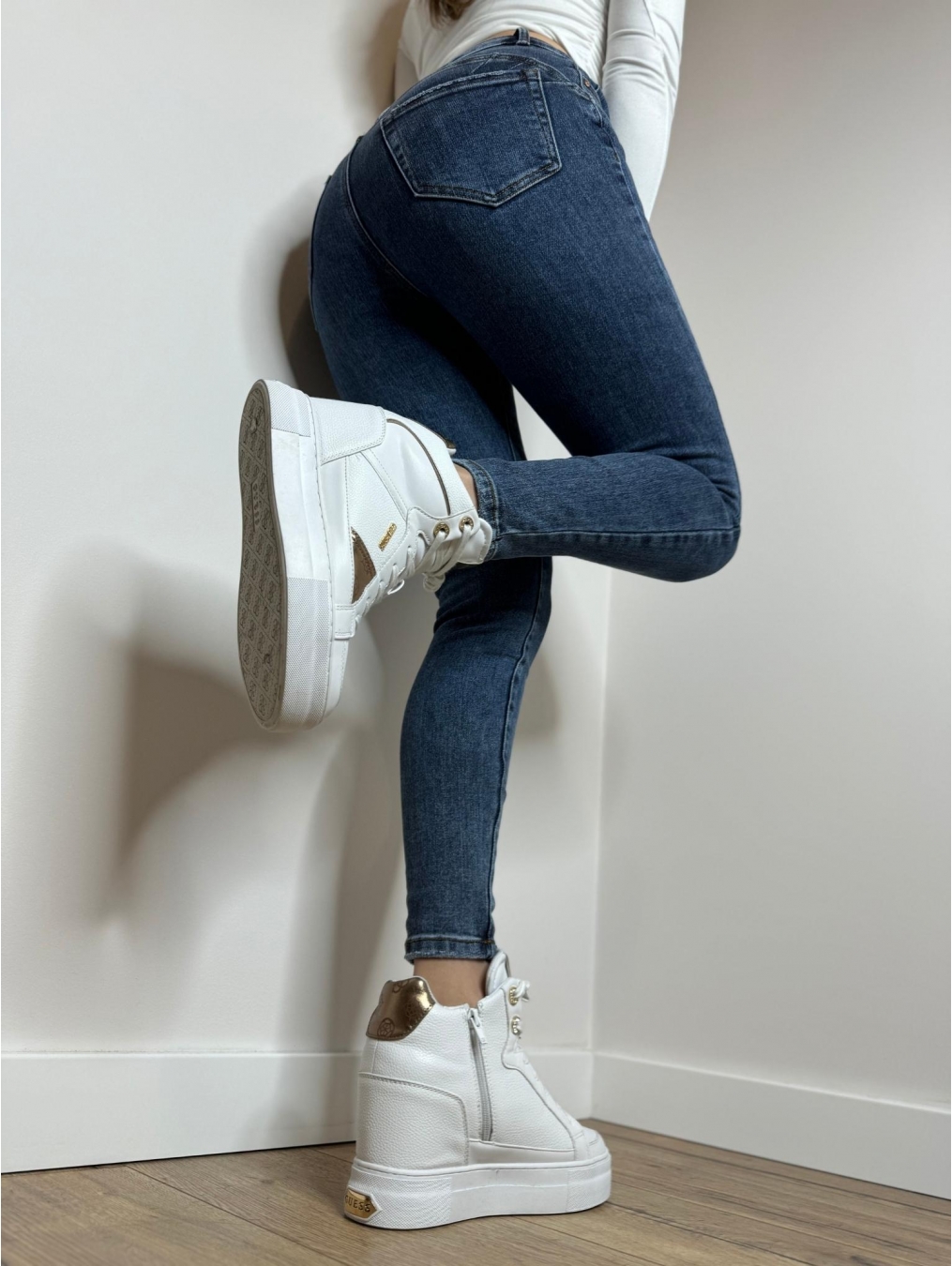 Jeansy push-up z modnymi przetarciami LX162