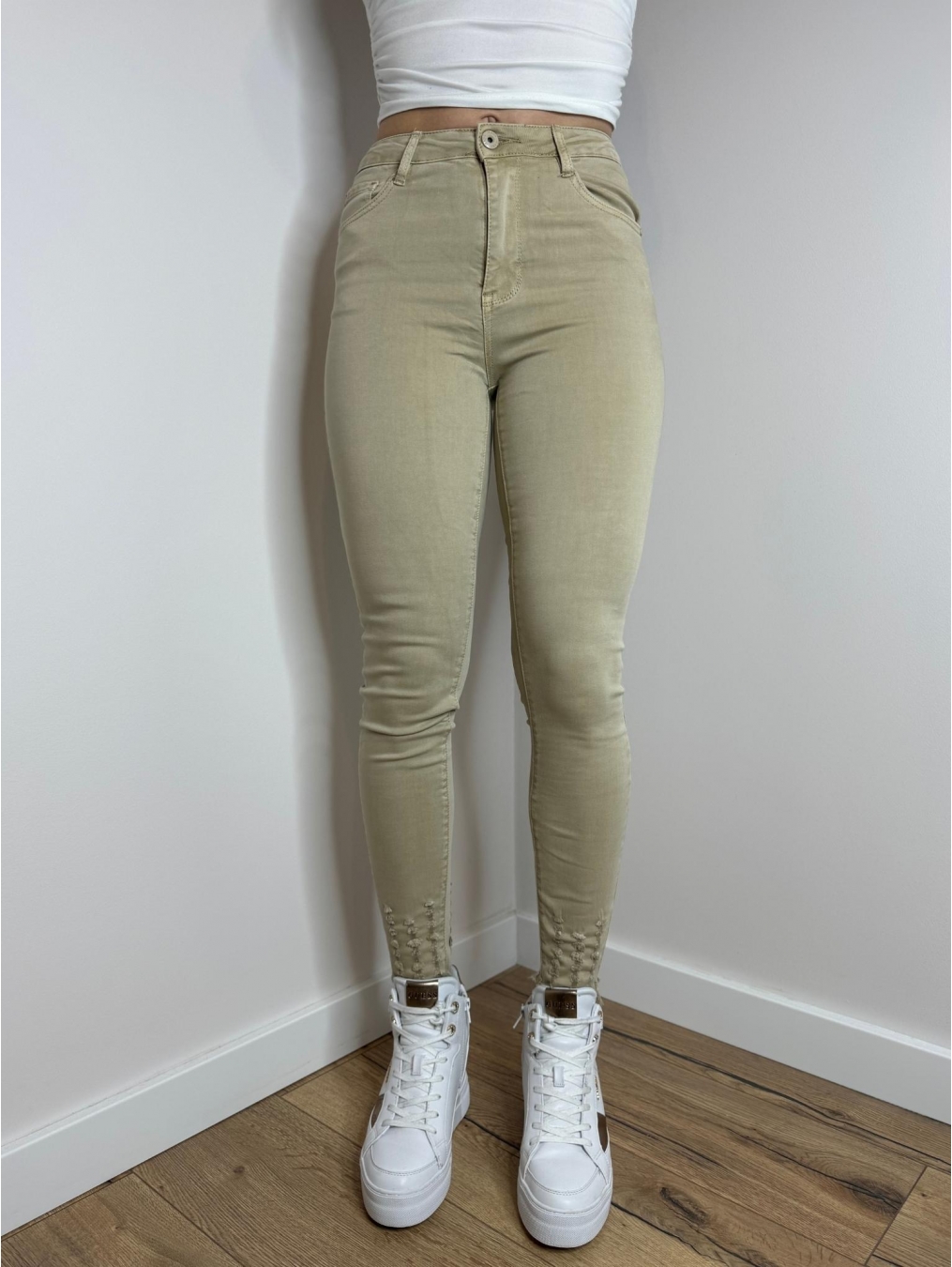 Beżowe jeansy z modnymi nogawkami LX143