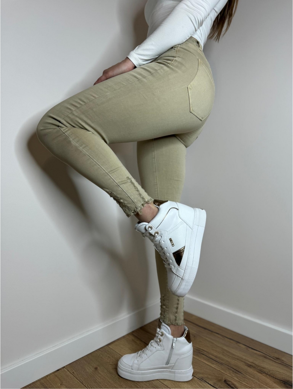 Beżowe jeansy z modnymi nogawkami LX143