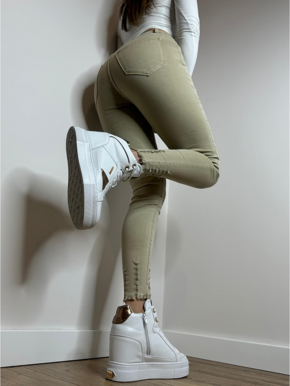 Beżowe jeansy z modnymi nogawkami LX143