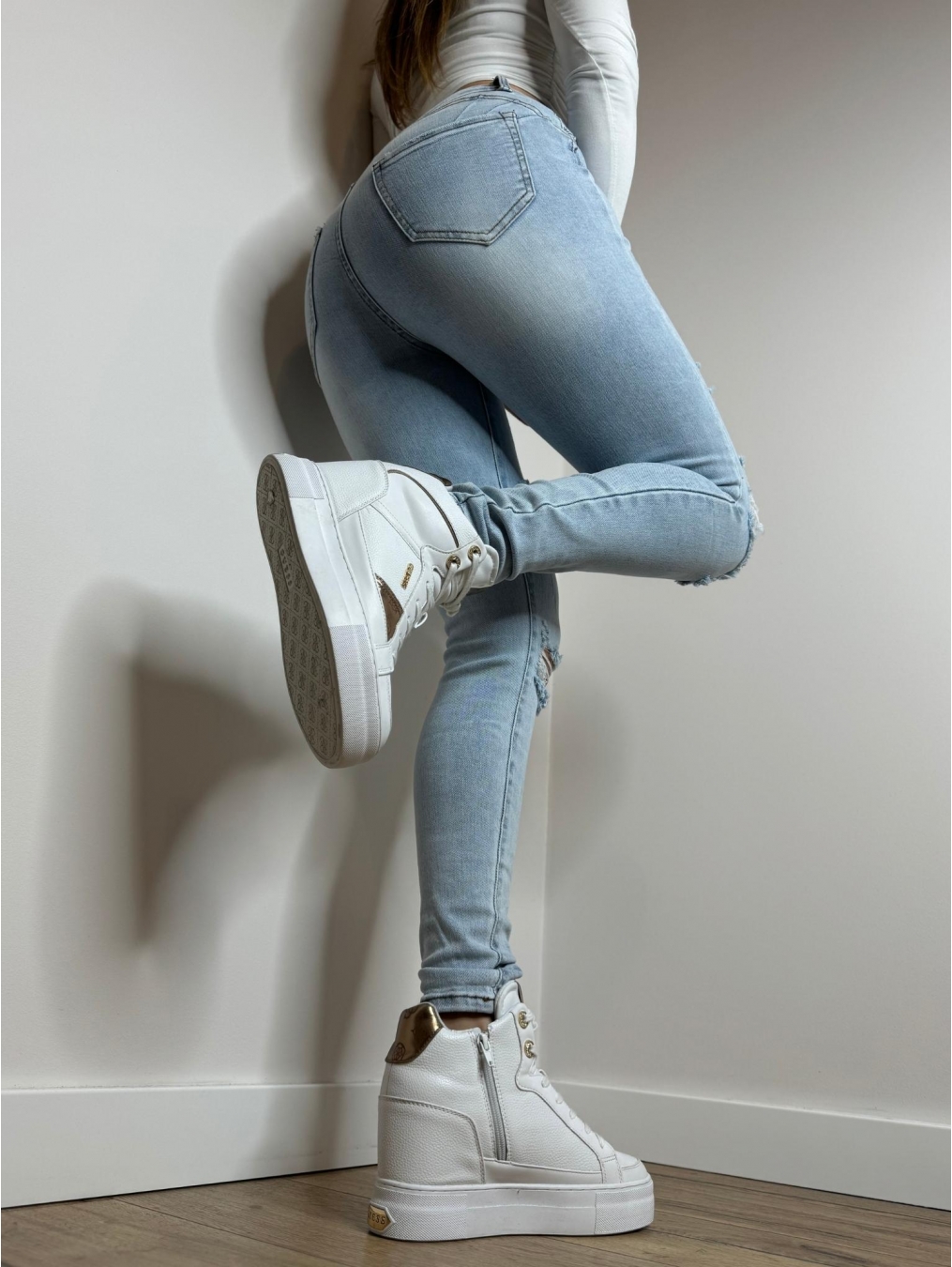 Jeansy push up z dziurami wysoki stan LX155