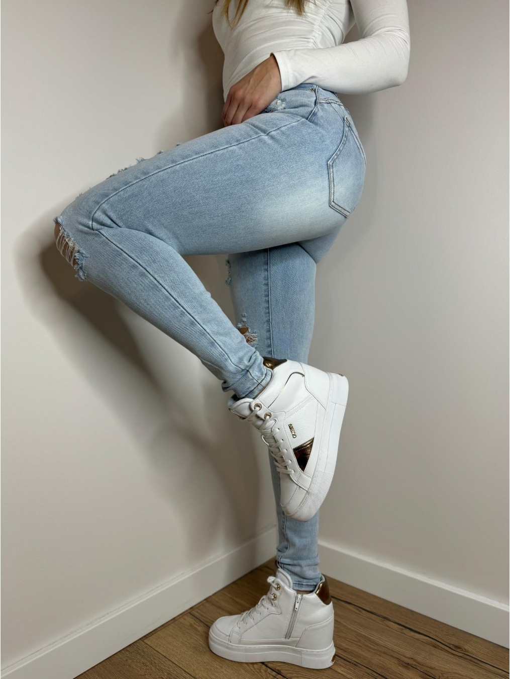 Jeansy push up z dziurami wysoki stan LX155