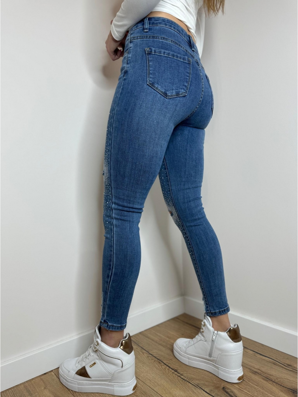 Jeansy z dziurami i diamentami LX141
